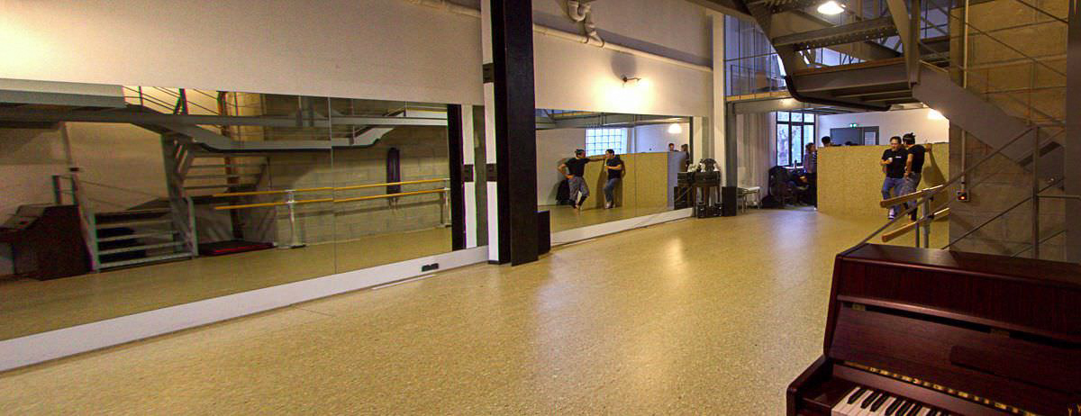Salle de répétition, mirroirs, piano et barres de danse. Salle de répétition, mirroirs, piano et barres de danse.